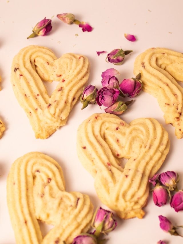 heart shaped cookies with red rosebuds