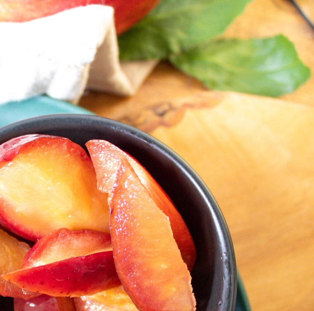 Stewed apples with bay leaves and honey.