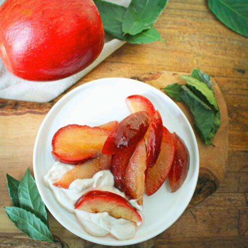 Stewed apples with bay leafand honey