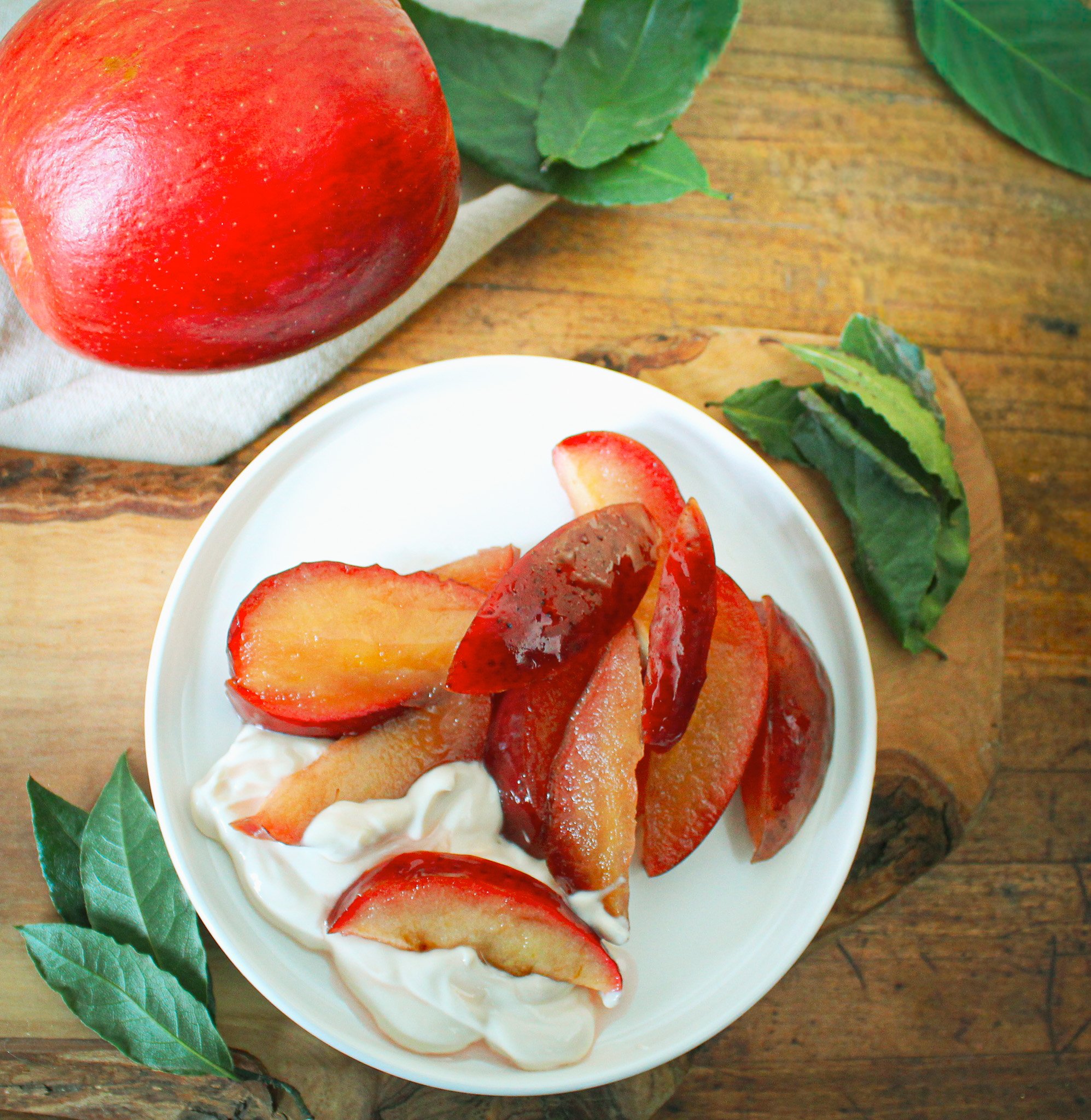Stewed apples with bay leafand honey