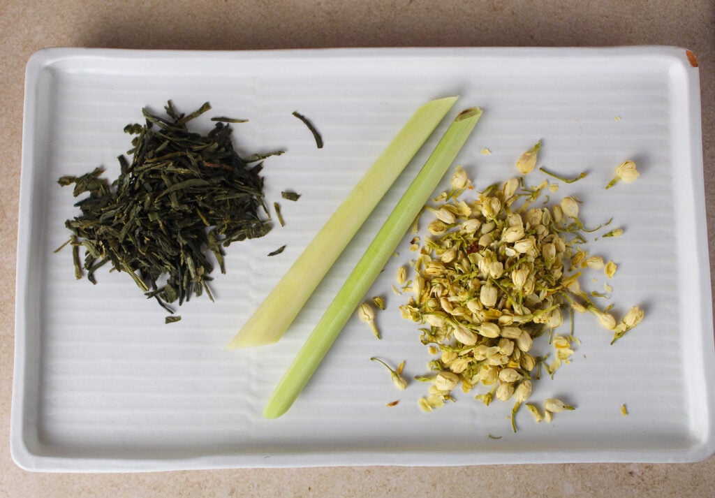Sencha green tea, dried jasmine flowers and lemongrass.